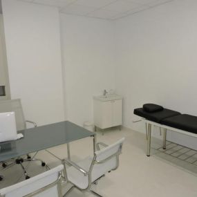 artclinic-centro-medico-quirurgico-s-l-p-consultorio-05.jpg