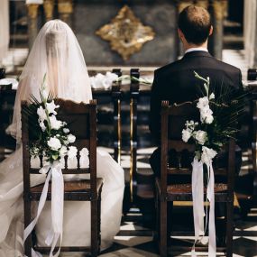 novios-sentados-sillas-dia-su-boda-atras.png