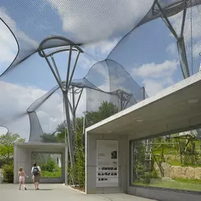 Stainless steel cable mesh zoo enclosure by Carl Stahl DecorCable.