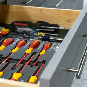 ????️ Keep your garage neat with Custom Cabinets designed for tool organization. Everything has its place, so you can focus on the job. Ready to take control of your tools?