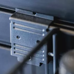 ???? Keep your tools and gear off the floor with a versatile slatwall system! Perfect for hanging everything from bikes to garden tools. ???? Ready to organize your walls? Get in touch today!