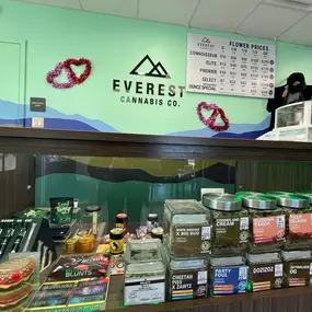 Bild von Everest Cannabis Co. - Montano Plaza