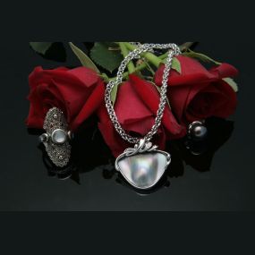 Bild von Diamonds Pearls & Jade