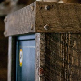 Reclaimed barnwood molding: rustic elegance and natural textures for interior spaces.