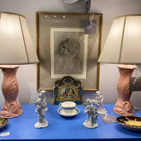 Bild von SNH French Antiques & Collectibles