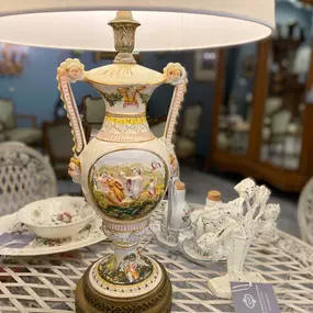 Bild von SNH French Antiques & Collectibles