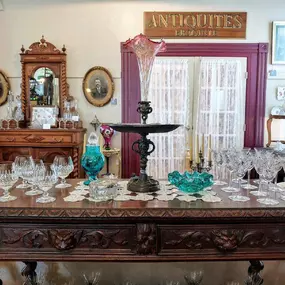 Bild von SNH French Antiques & Collectibles