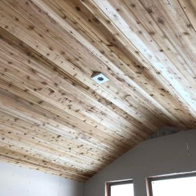 This space features a charming pine ceiling, adding natural warmth and character to the room. The soft tones and unique grain of the pine create a cozy and inviting atmosphere, bringing a touch of rustic beauty to the space.