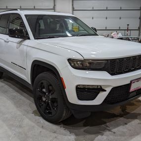 Hood and fenders protection on this 2023 Jeep Grand Cherokee