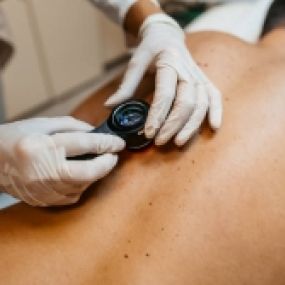 Advanced Dermatology & Skin Cancer Specialists - doc scanning skin on man back