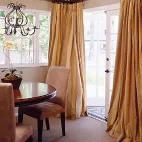 Bild von BEAUTIFUL WINDOW FABRIC & CURTAINS