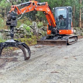 Excavaciones_y_transportes_Meis_tractor_pinza_forestal.jpg