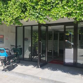De ingang van het hoofdkantoor van Synergie Belgium.