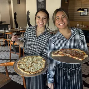 Continuous service of wood-fired pizzas