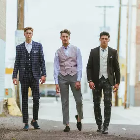 This image, developed by Sapien Designs' Marketing Digital SEO, showcases three men in stylish suits walking down an urban alleyway.