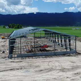 The Teton Range of Swan Valley in Idaho welcomes a breathtaking new addition – a 17,600-square-foot steel frame horse arena by Steel Concepts. This magnificent structure blends seamlessly with the picturesque landscape, offering durability, flexibility, and safety for an unparalleled equestrian experience