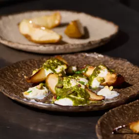 Pera asada con stracciatella y pesto de pistacho