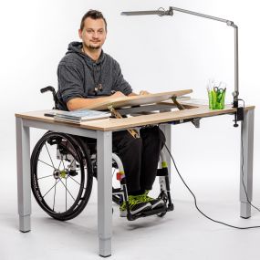 Stůl MAX s elektropohonem pro tělesně postižené
