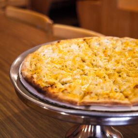 Mac and cheese pizza
