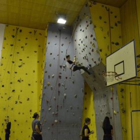 lezecká stěna v tělocvičně