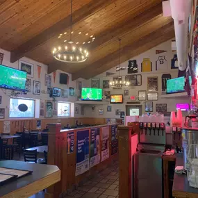 Looking for a place to enjoy pizza, chicken wings and a cold brew, while watching sports on TV? At Musketeers Bar & Grill, you'll find delicious food, over 100 beers, a full bar, and Ohio sports.
Known for our legendary pizza and jumbo wings, we take bar food to the next level! We make everything from scratch, including our savory pizza sauce and more than a dozen zesty chicken wing sauces. You won't find any bigger or tastier chicken wings in Northeast Ohio. We oven roast our wings then fry the
