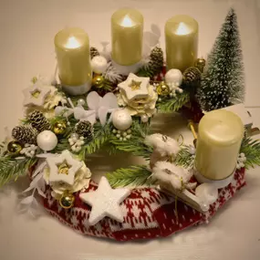 Adventní věnec s vánočním textilním motivem