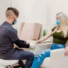 Bild von HEALTH + GLOW primary care | med spa | iv lounge