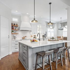 A Port St. Lucie Kitchen remodel using Showplace Cabinetry & MSI Quartz Countertops. Stunner!