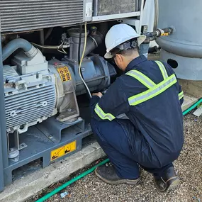 Compressor maintenance at your site or in our shop, available 24 hours a day.