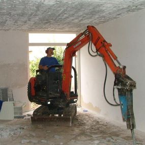 EEN AANTAL FACETTEN BINNEN SLOOPTECHNIEK ZIJN:
Vloerverwijdering: oa. Betonvloeren, cementdekvloeren, tegelvloeren etc.
Slopen en verwijderen (beton)wanden
Betonkraken (bijna geluidloos/trillingsvrij slopen door middel van hydraulische kraakmachine) ideaal bij renovatieprojecten
Slopen en demontage betonconstructies
Slopen en demontage staalconstructies
Sloop van fundaties en ondergrondse infrastructuur
Verwijderen vloerbedekking en egaliseren vloeren
Sloop/ en demontage van (sanitair)ruimten: b