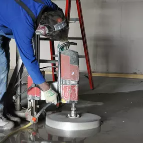 Laat u een nieuwe keuken plaatsen? Voor uw afzuigkapdoorvoer bent u bij ons aan het goede adres. Krijgt u een nieuwe warmtebron in huis? U heeft een rookkanaal nodig voor uw rookafvoer van de open haard, gas of houtkachel. Wij zorgen voor de gaten of sparingen in de vloer of wand voor uw rookkanaal. Ons boorbedrijf levert vakbekwame boorders die nauwkeurig omgaan met de (bewoonde) situatie. Door het juiste gereedschap kunnen wij deze klussen snel klaren.

Als betonboorbedrijf boren wij uiterst n