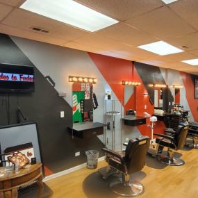 Bild von Blades To Fades Chicago, IL - Men Haircuts & Women Haircuts, Fades, Beards, Facials, Color, Kids & Seniors Haircuts, Locs.