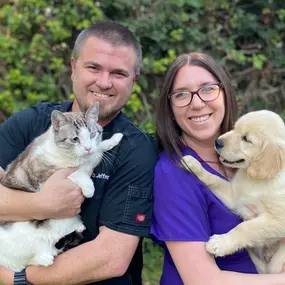 Meet the owners of El Paseo Animal Hospital, Dr. David Jeffrey, and Dr. Rachel Jeffrey.