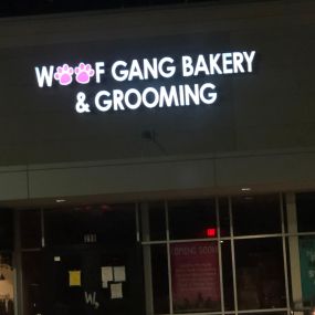 Do you need someone to deliver pet products at your doorsteps? Woof Gang Bakery & Grooming Tanglewood is a local store-to-door delivery service in Texas to fulfil all of your companion animal’s needs.