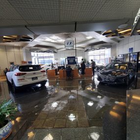 Lynnes Hyundai Dealership Interior