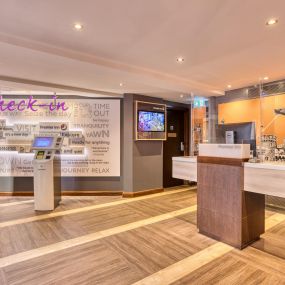 Premier Inn Oxford City Centre (Westgate) reception