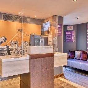 Premier Inn Oxford City Centre (Westgate) reception