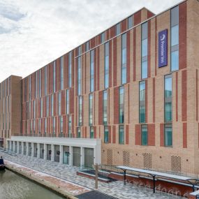 Premier Inn Banbury Town Centre (Castle Quay) exterior