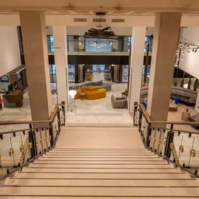 Hall d’accueil lumineux – espace détente pour clients particuliers et professionnels