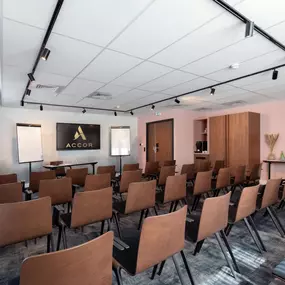 Salle de réunion Gros horloge équipée pour événement professionnel – Novotel Rouen Centre Cathédrale