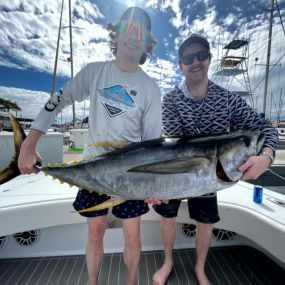 2 men holding Yellow Fin Tuna on the best Hawaii Sport fishing trip in Oahu, HI
