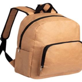 Polaminovaný kraftový papírový batoh s postranními kapsami, přední kapsou na zip a nastavitelnými ramenními popruhy.