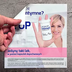 Výroba samolepek - reklamní samolepky na míru
Elektrostatické samolepky umožňují moderním, rychlým a jednoduchým způsobem propagaci firmy, produktů nebo služeb. Mohou se lepit na jakýkoliv suchý povrch bez použití lepidla. Elektrostatické firemní samolepky se nejčastěji používají v marketingové komunikaci a v kancelářském průmyslu. Fólie splňuje předpoklady šetrnosti k životnímu prostředí. Elektrostatické reklamní nálepky lze 100% recyklovat. 

Elektrostatická samolepka je ideálním řešením všude