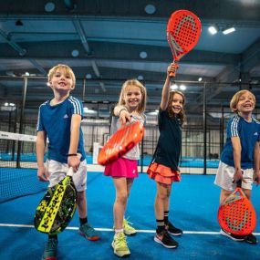 Kinder beim Padel-Training