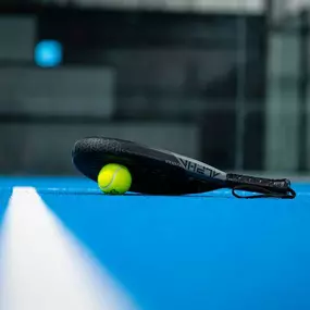 Padelschläger und Ball