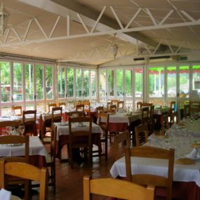 34428-meson-del-puerto-mesas-y-sillas-del-restaurante.png