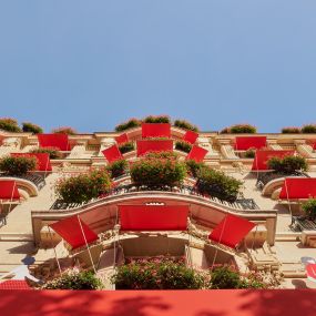 Hotel Plaza Athénée La Terrasse Montaigne façade landscape géraniums