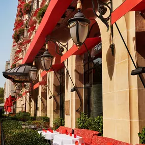 Hotel Plaza Athénée La Terrasse Montaigne façade landscape avenue Montaigne