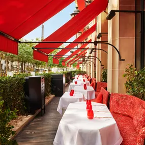 Hotel Plaza Athénée La Terrasse Montaigne façade landscape avenue Montaigne vue tour eiffel