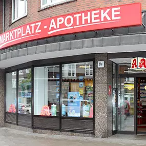 Aussenansicht der Marktplatz-Apotheke Winterhude